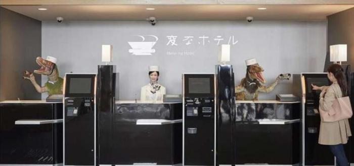 Роботы обосновались в одном из отелей Нагасаки, приняли облик динозавров и черноволосой девушки в белом халате, заманивают туристов песнями и игрой на фортепиано. 