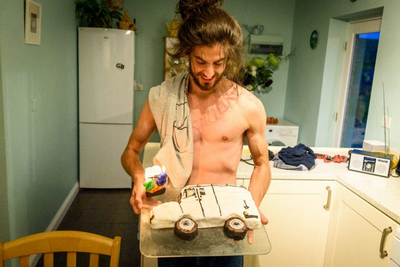 living-and-travelling-in-campervan-van-cake-birthday-768x513_resize